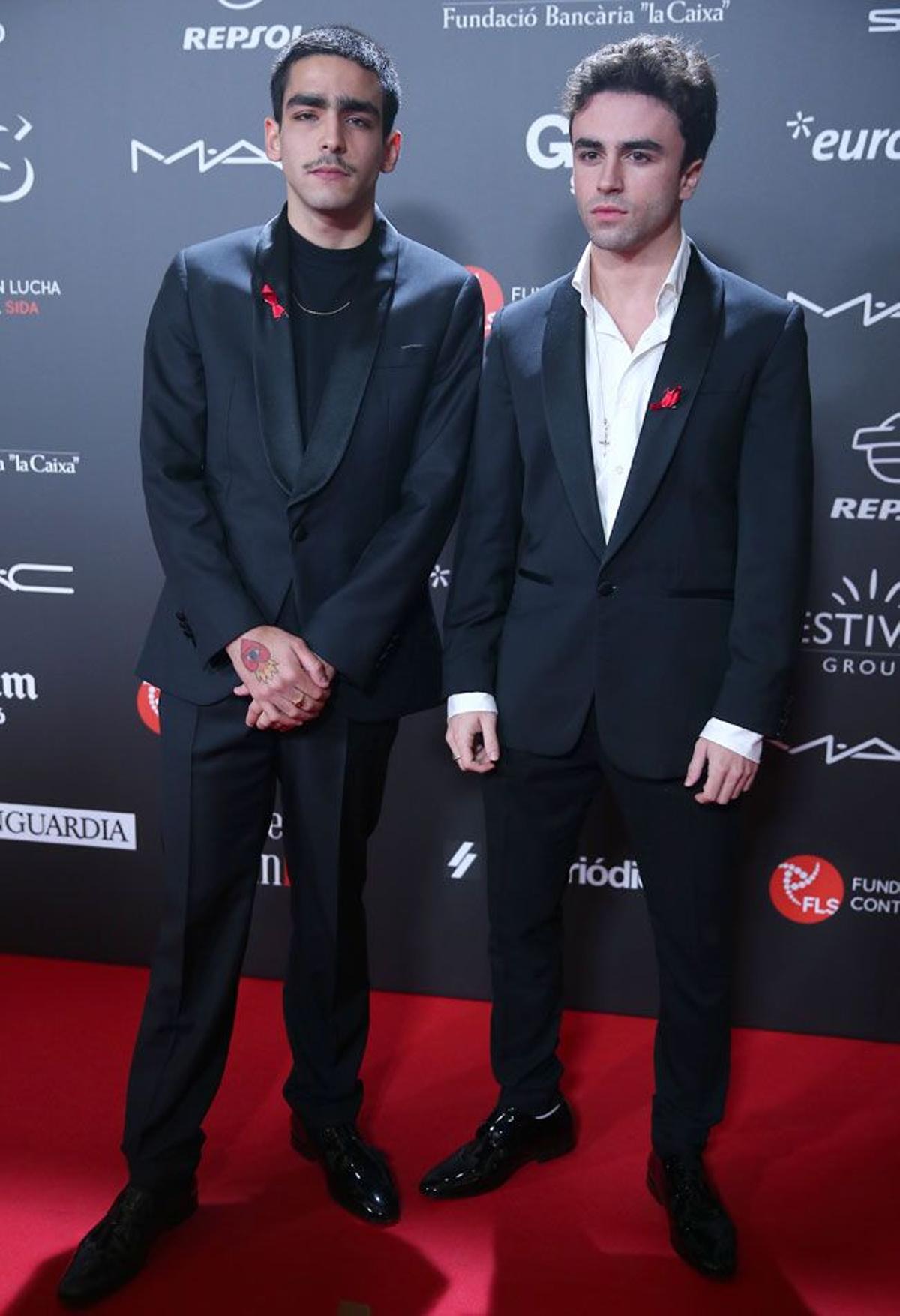 Los actores Omar Ayuso y Izan Escamilla en la gala People in Red en Barcelona