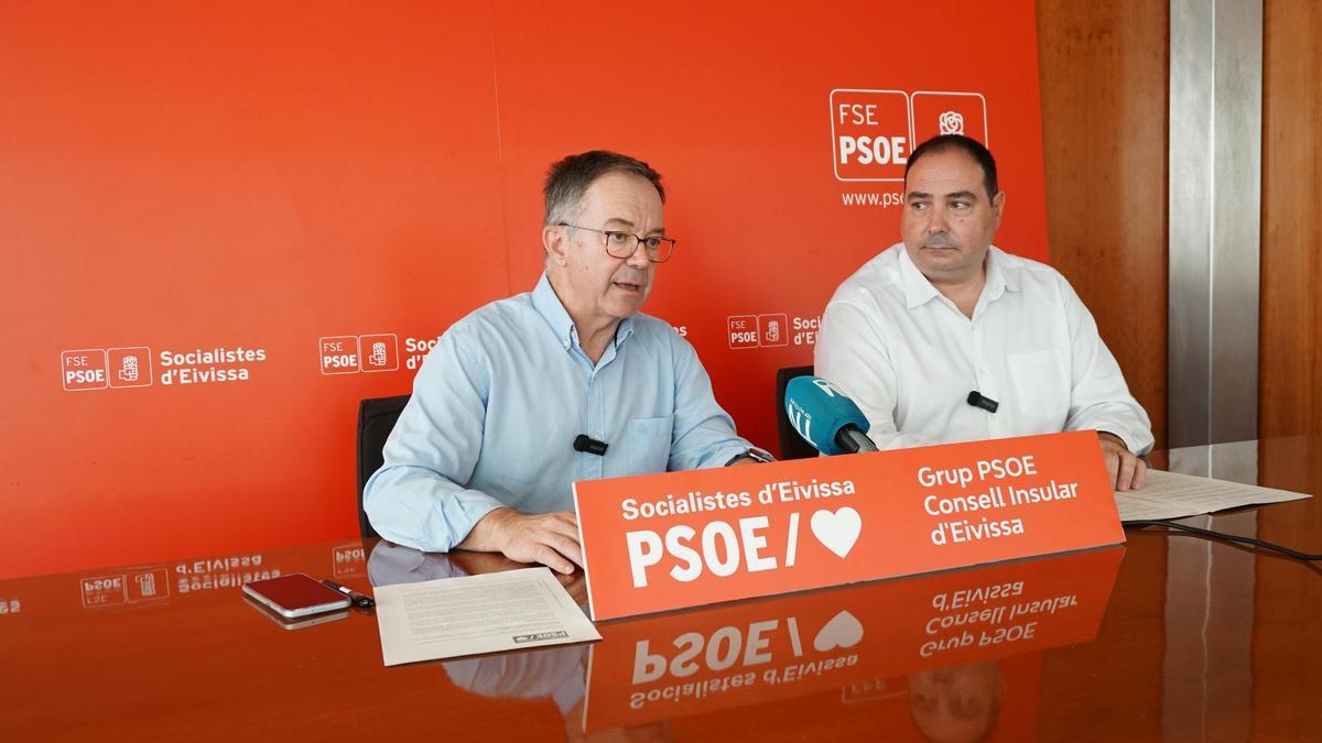 El portavoz del PSOE en el Consell de Ibiza, Josep Marí Ribas, y el conseller socialista Víctor Torres, este lunes en rueda de prensa.