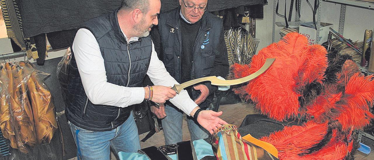 Mayordomos azules preparando las tunicelas y complementos de los grupos egipcios que procesionan esta tarde.