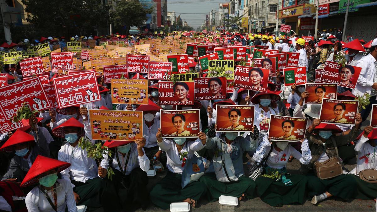 Ciudadanos protestan en Mandalay y piden la liberación de los políticos encarcelados