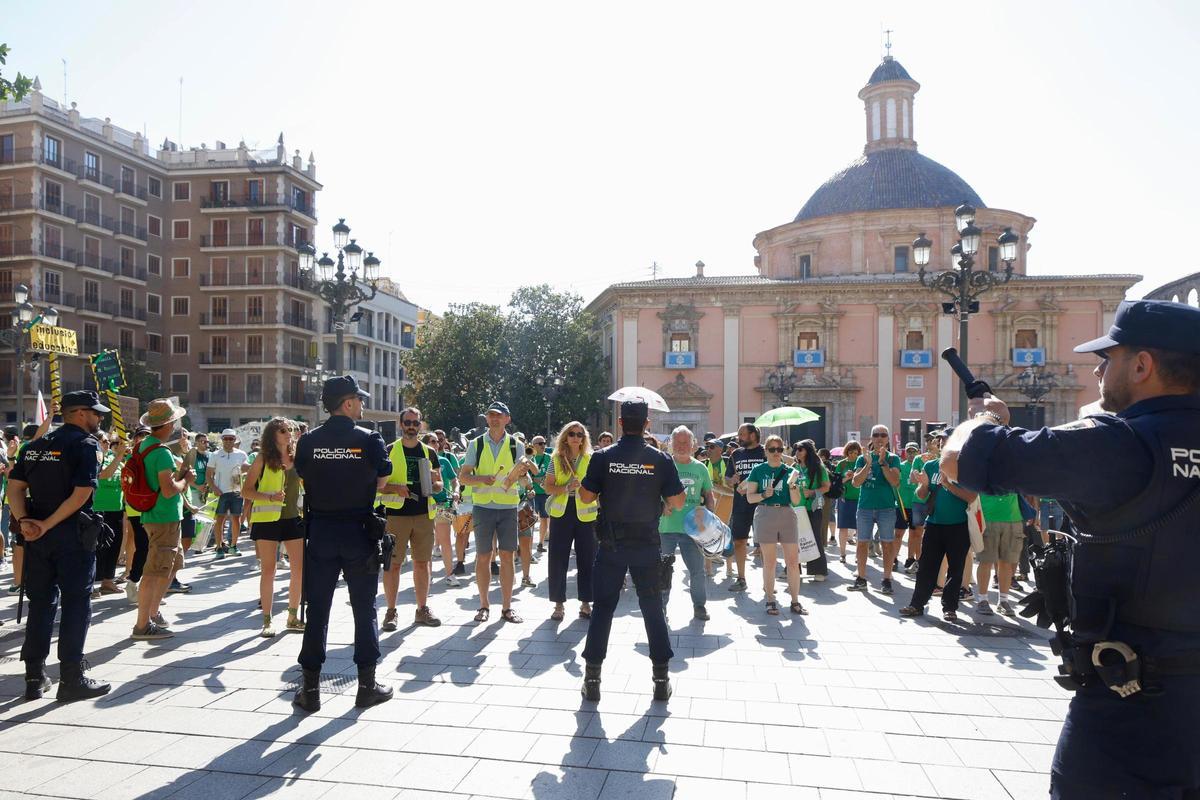 Concentración en la plaza de la Virgen
