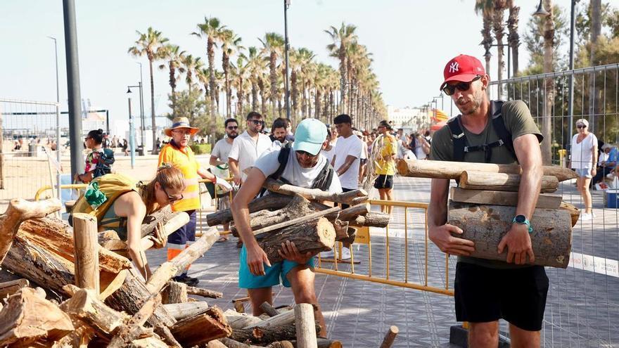 La leña de San Juan se agota en apenas unos minutos en València