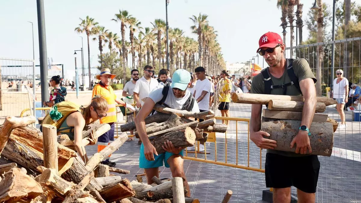 La tradición gana al calor: La leña de San Juan se agota en apenas unos minutos pese al fuerte calor de la tarde