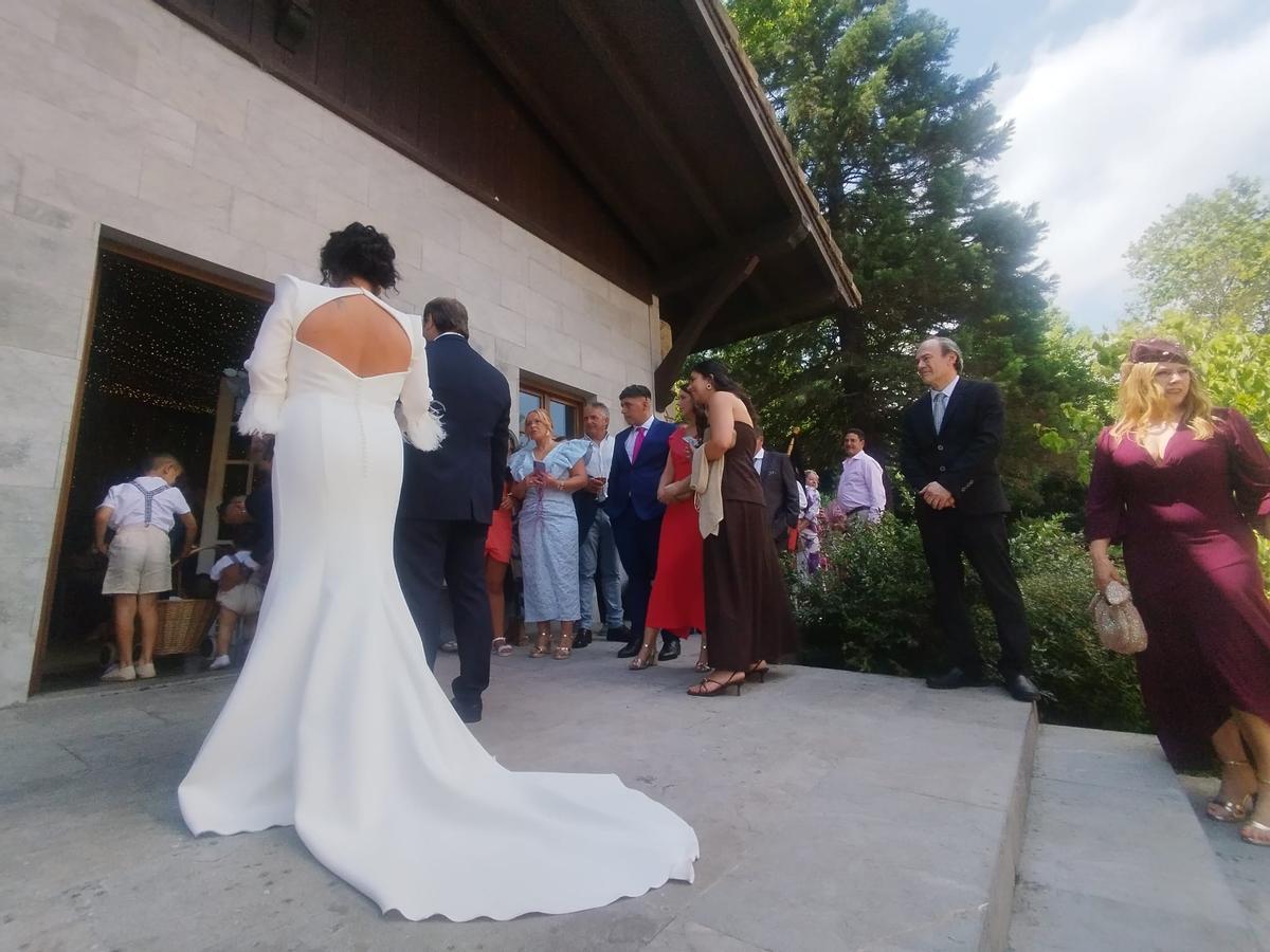 La boda de dos mejores amigos, Sara y Bruno, en Llanera, en imágenes