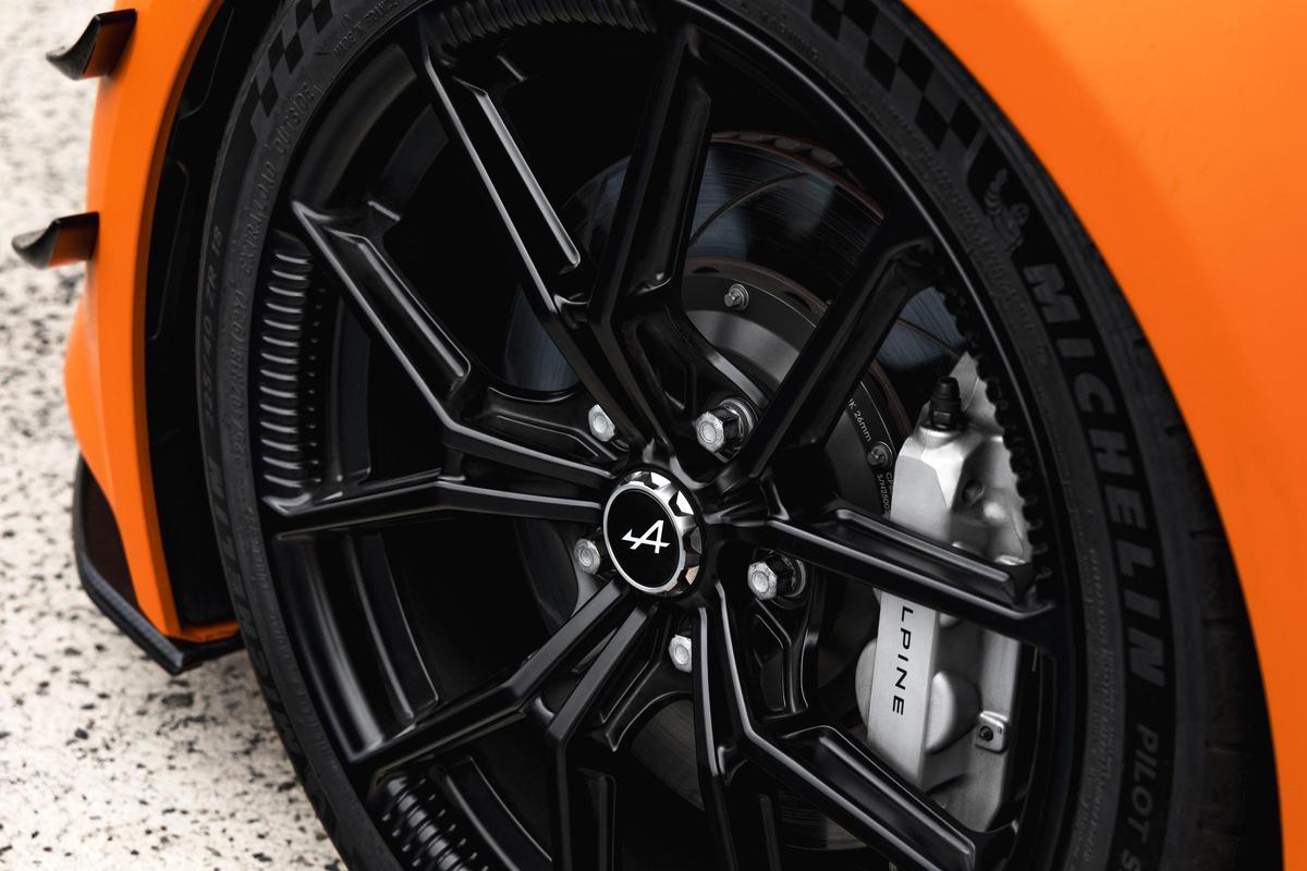 Las llantas son de diferente diámetro en el eje delantero y trasero (18 y 19 pulgadas).