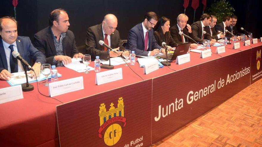 Lupe Murillo presidiendo la última junta general del Pontevedra. // Rafa Vázquez