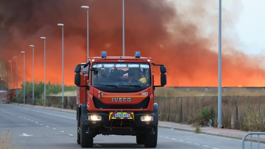 Vídeo: Espectaculares imágenes del incendio en Almassora