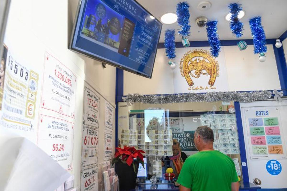 22-12-19  GRAN CANARIA. ZONA SUR. SAN BARTOLOME DE TIRAJANA. Seguimiento de la Loteria de Navidad en la Zona Sur, en la foto la Administracion de Loteria del Centro Comercial El Tablero que dio un 5º Premio. Fotos: Juan Castro.  | 22/12/2019 | Fotógrafo: Juan Carlos Castro