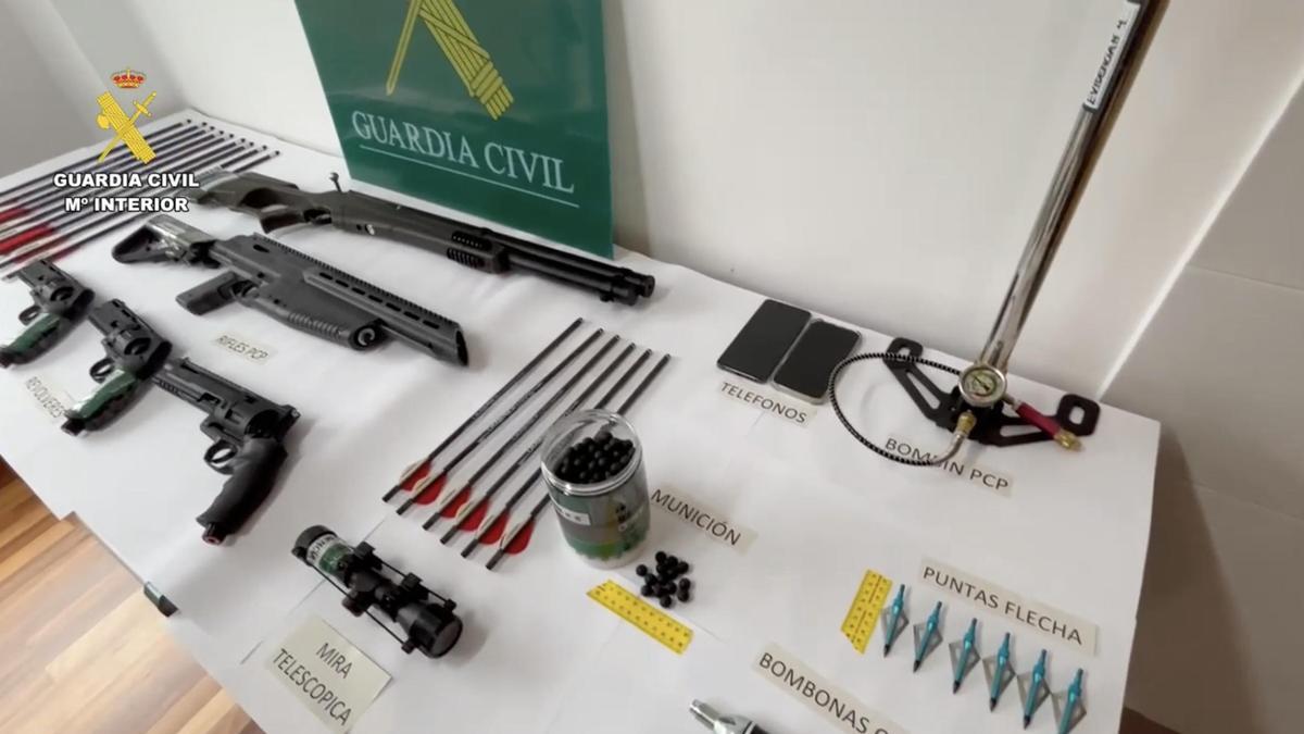 La Guardia Civil detiene a un vecino de Brión como presunto autor un delito de tenencia ilícita de armas