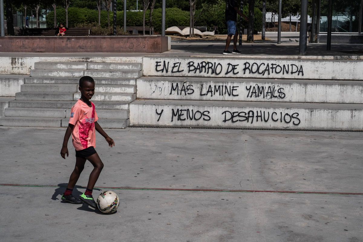 Un niño juega en el barrio de Rocafonda de Mataró.