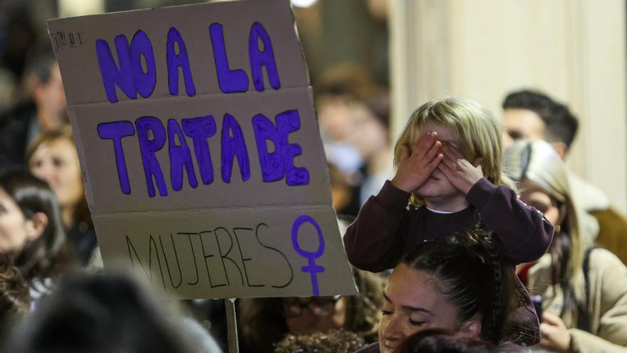 Centenares de gargantas claman contra la violencia machista en Alicante
