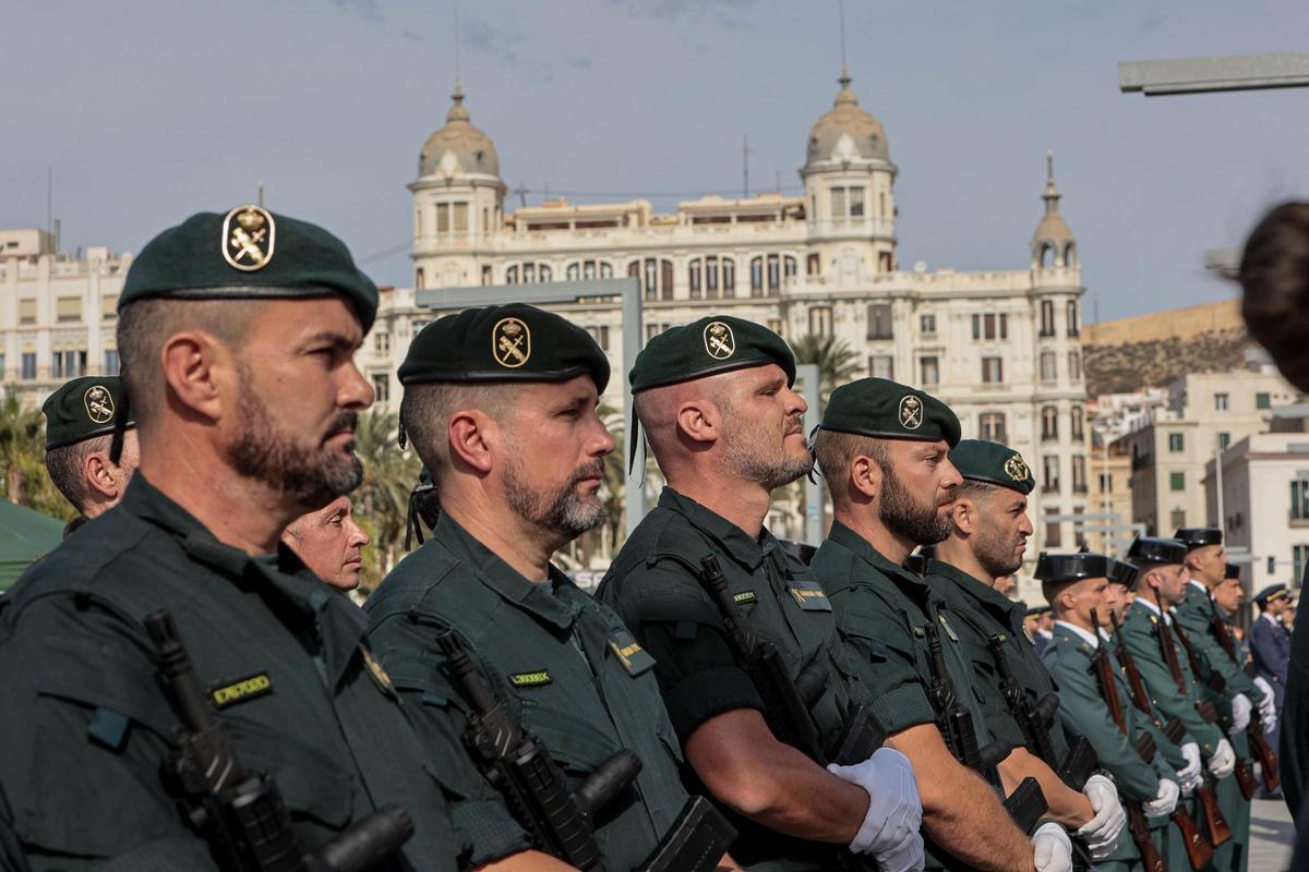 La Guardia Civil de Alicante celebra en el Puerto el día de su Patrona con entrega de condecoraciones