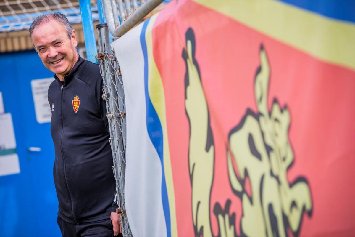 JIM posa con un escudo del Real Zaragoza en su anterior etapa en el banquillo.