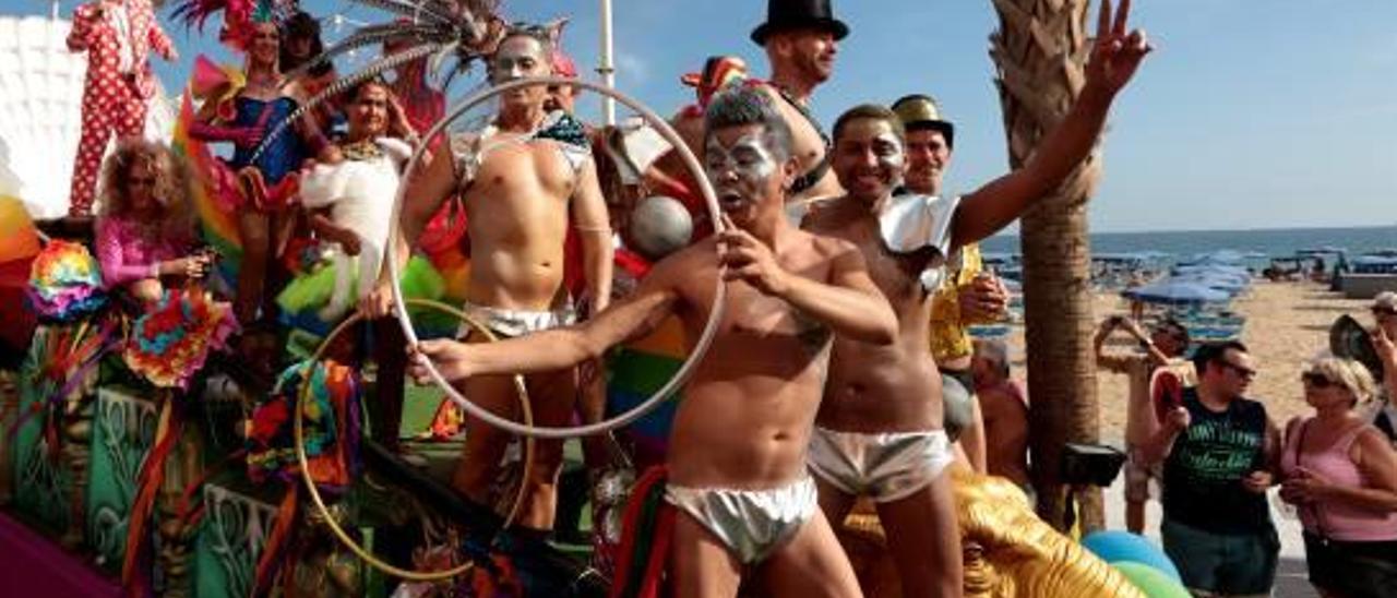 Una carroza pasa por la playa de Levante de Benidorm en la última edición de la Gay Pride.