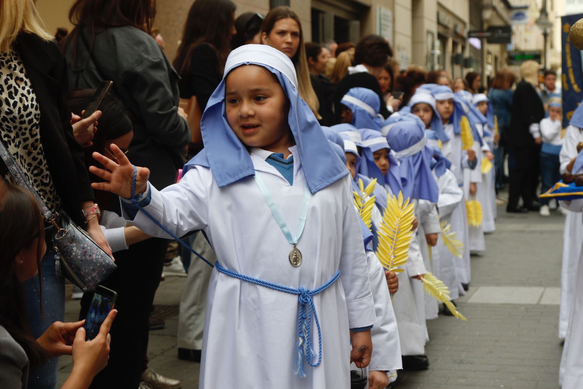 Pequeños del colegio de la Milagrosa durante su procesión por las calles del centro de la ciudad