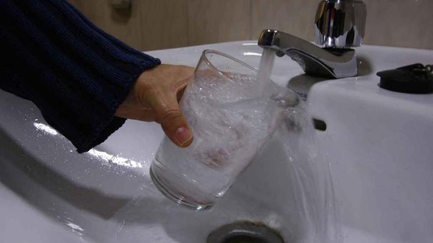 Una persona recoge agua del grifo.