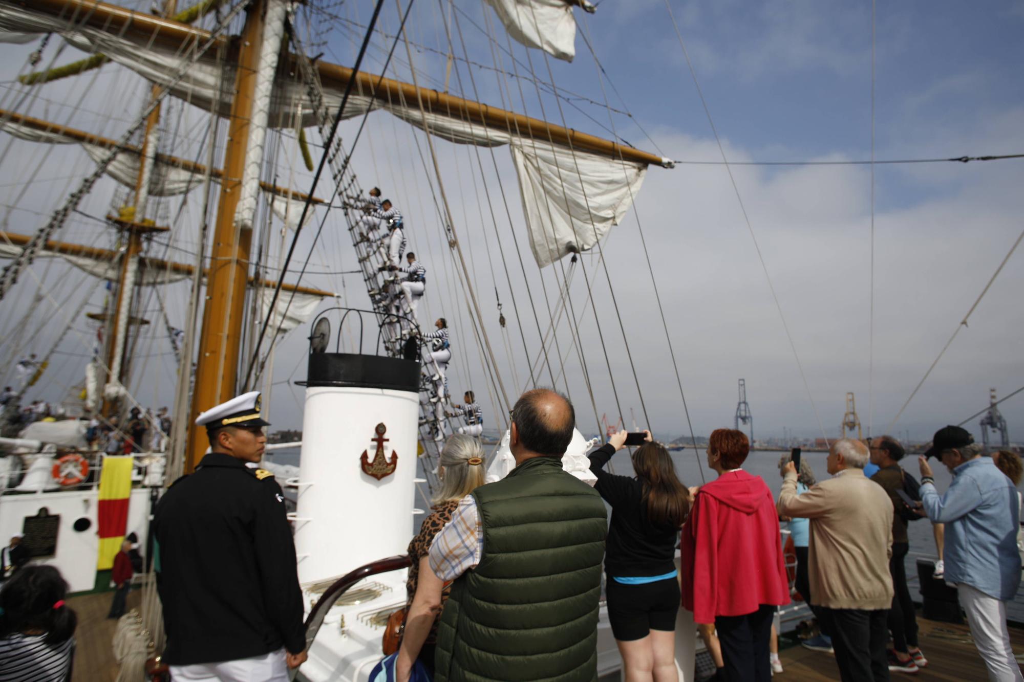 En imágenes: Colas en el puerto de Gijón para visitar el buque escuela de la Armada de México