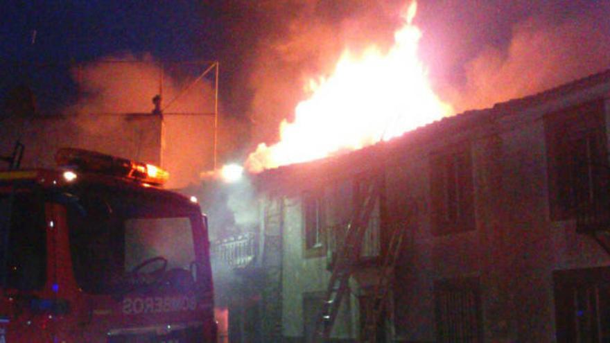 Espectacular incendio en un bar en el centro de Muga de Sayago