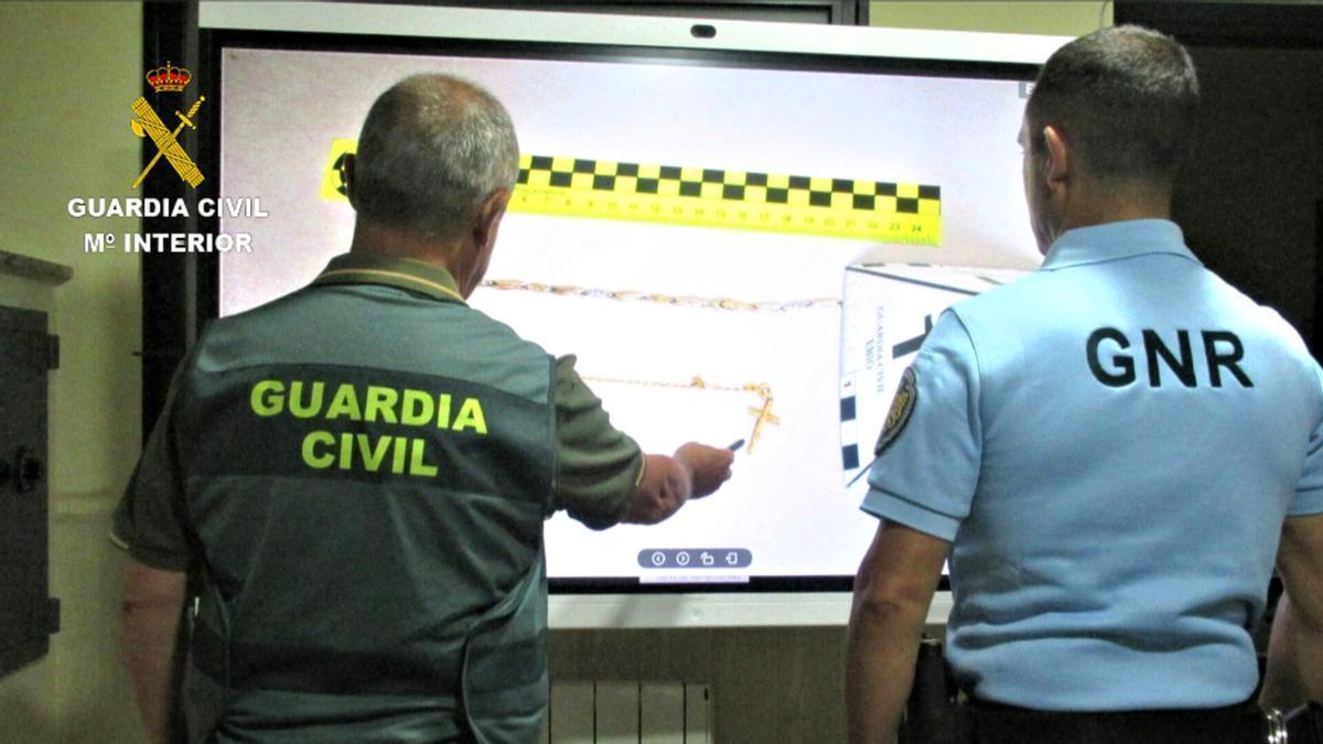 Imagen de la Guardia Civil de algunas de las joyas robadas.