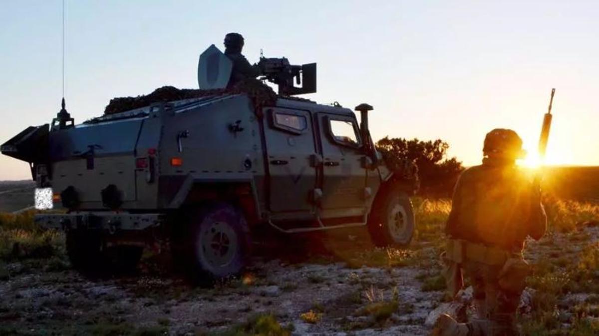 Los vehículos blindados con ametralladoras son las armas más grandes de las tropas de tierra en Mallorca.