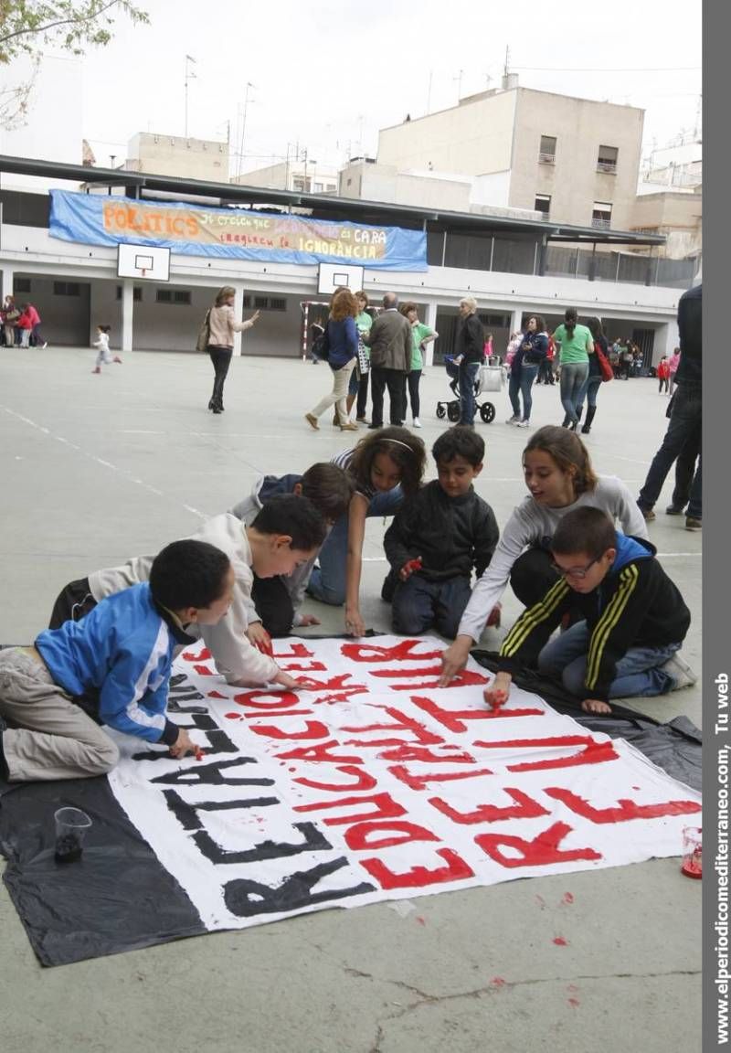 GALERÍA DE FOTOS - Encierros en protesta por supresión de líneas en valenciano