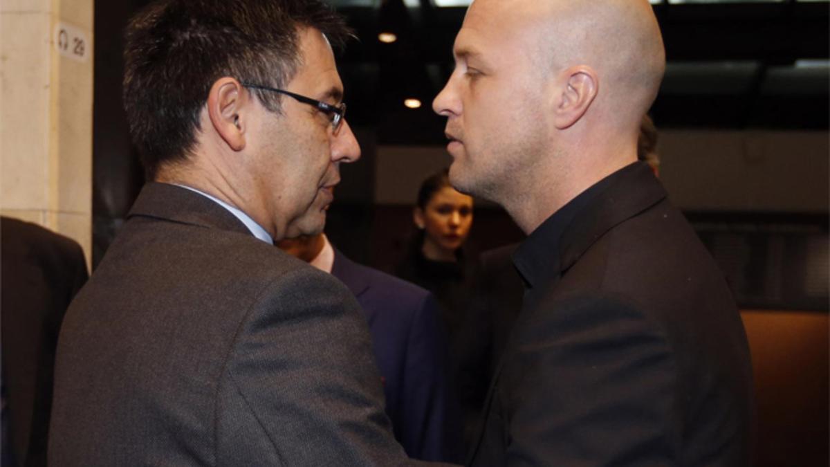 Bartomeu y Jordi Cruyff se abrazaron durante en el Memorial