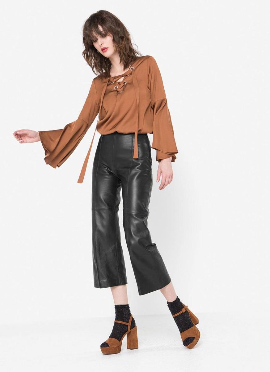 Pantone arcilla. Blusa con lazada de Uterqüe