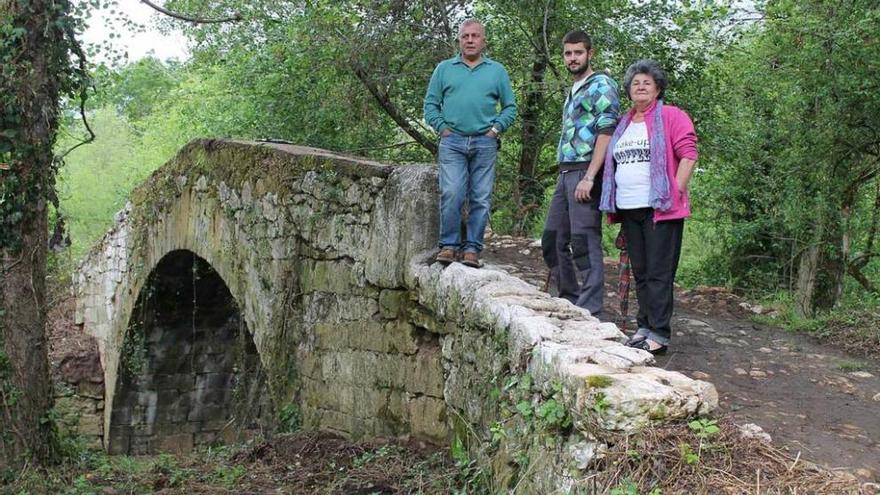 Por la izquierda, César Solís, Fermín Huerta y Menchu Villa, en el puente de Valdemorán.