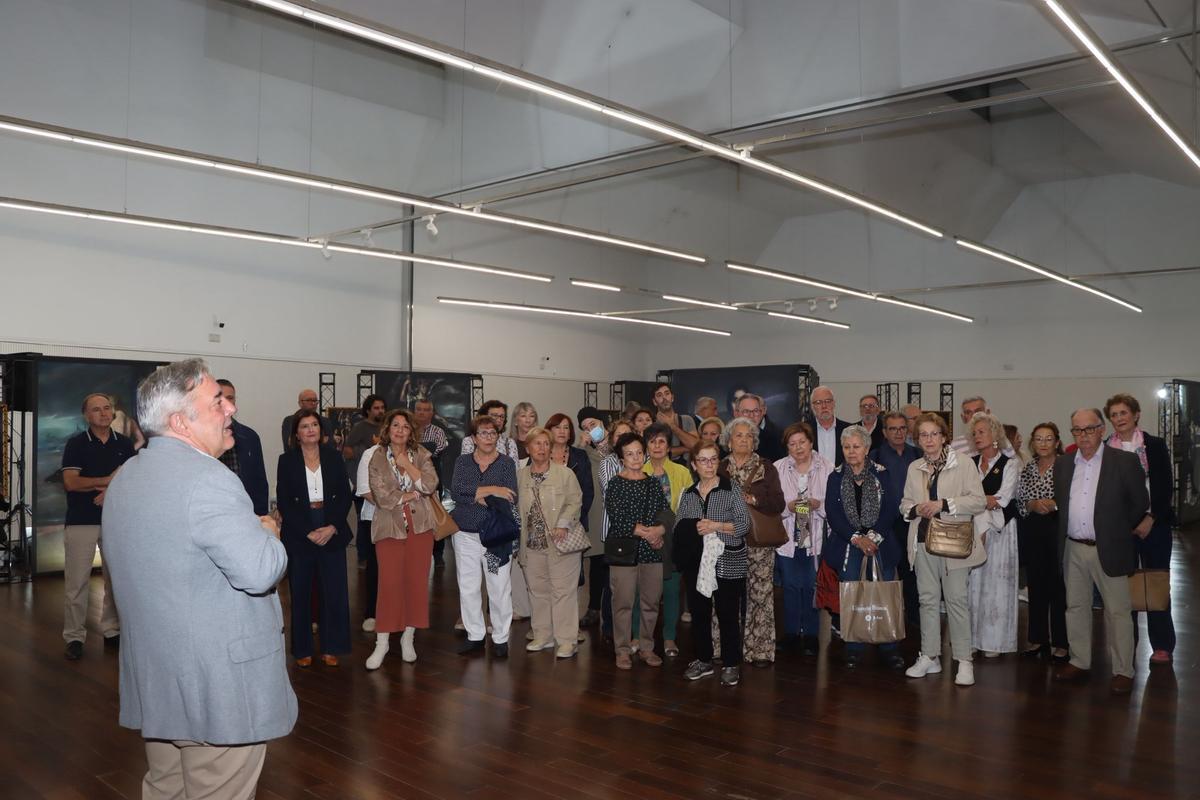 Asistentes a la inauguración de la exposición.