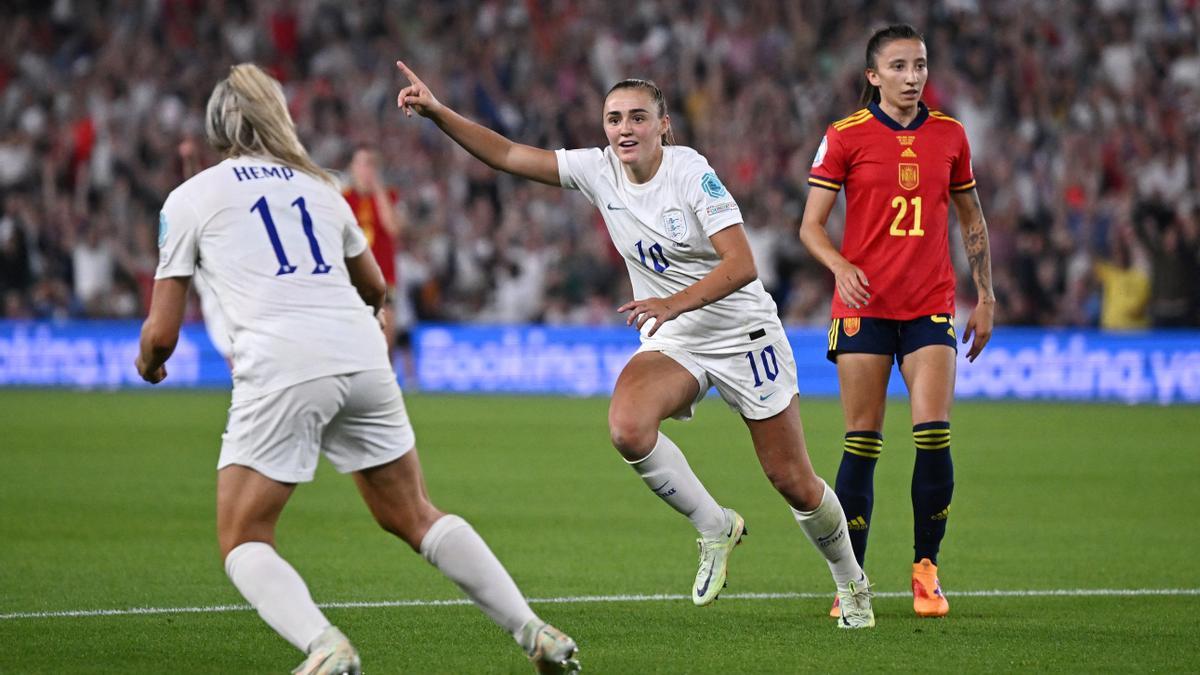 Georgia Stanway celebra su gol ante España.