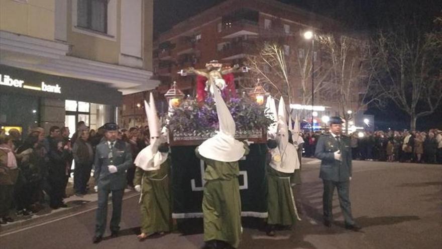 El Cristo de la Salud sale a la calle ante numerosos caurienses