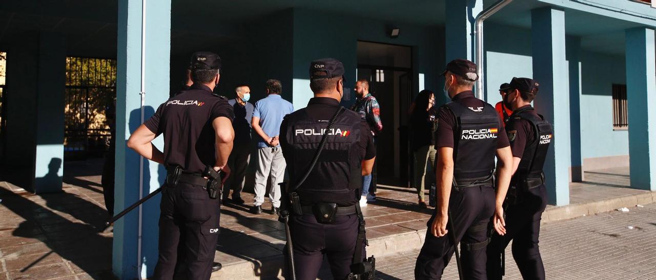 La Policía Nacional de Córdoba, en la ejecución de un desahucio en la ciudad.