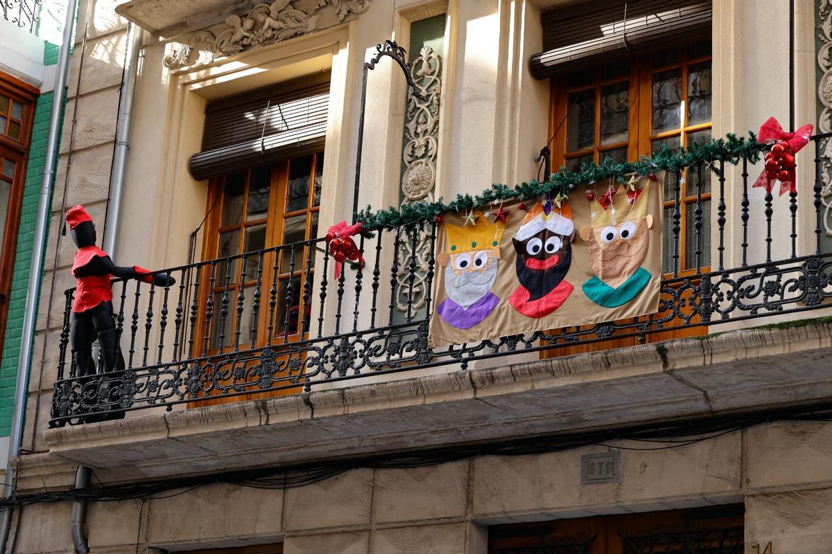 Los pajes negros decoran las fachadas de Alcoy