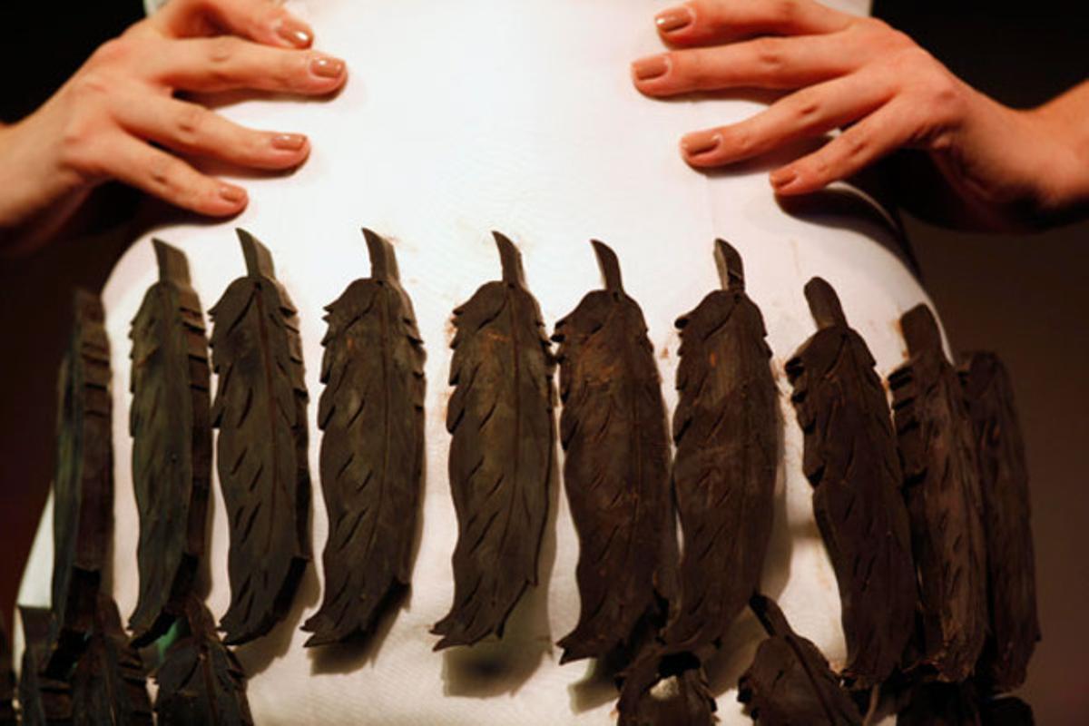 Una model presenta una creació feta amb adorns de xocolata a Xangai (Xina).