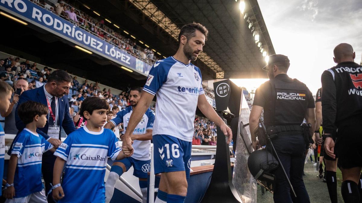 Aitor Sanz salta al Rodríguez López en el duelo frente al CD Leganés