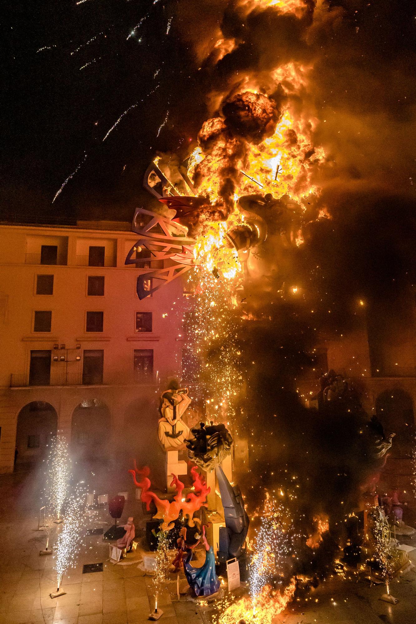 Así ha sido la cremà el monumento Oficial y las Hogueras 2022