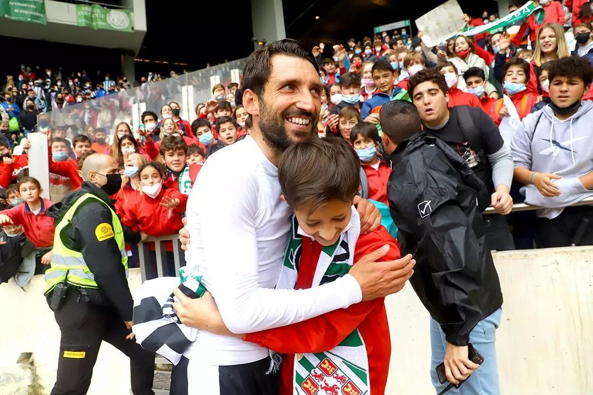El exblanquiverde Álex Bernal, junto a numerosos niños y niñas en la grada tras el encuentro.