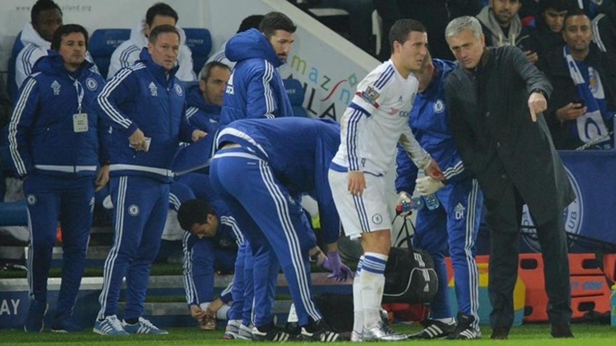 Mourinho da instrucciones a Hazard durante el partido del lunes en Leicester