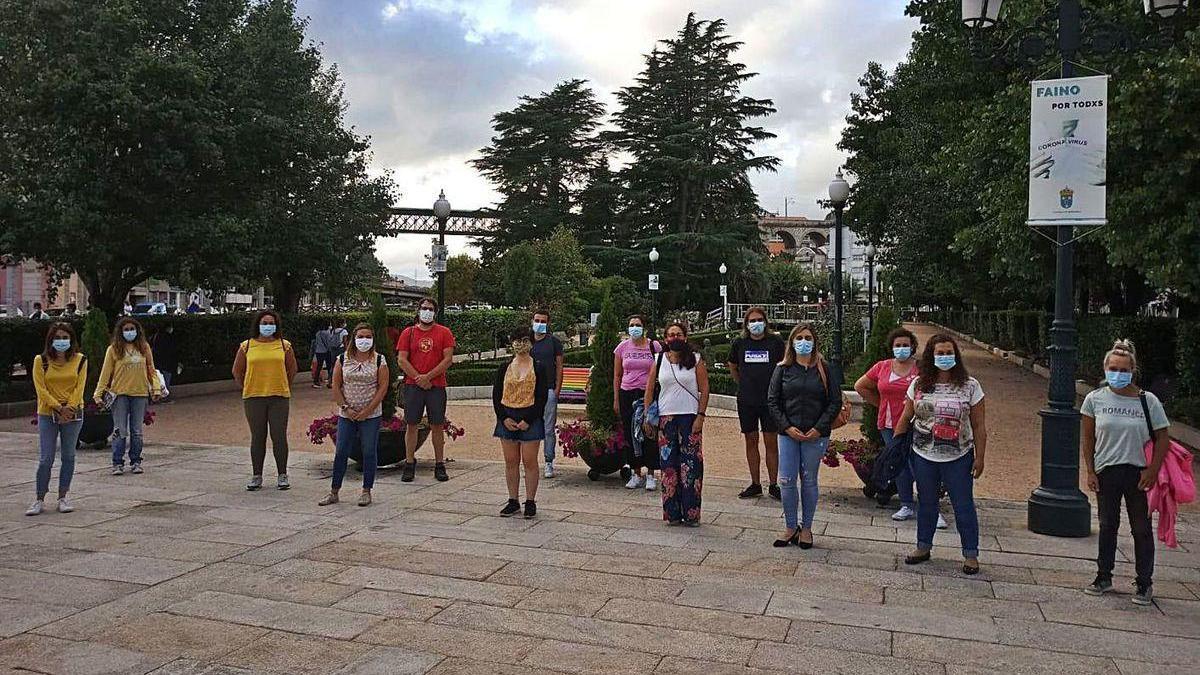 Los representantes de las Anpas de Redondela, tras suscribir el documento conjunto.