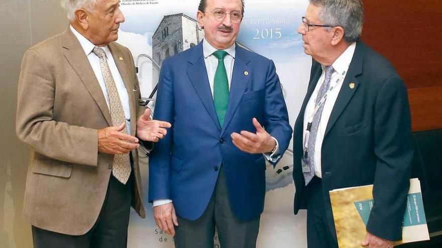 De izquierda a derecha, Enrique Portilla, Alejandro Braña y Ángel Oso, ayer, en el Colegio de Médicos de Asturias.