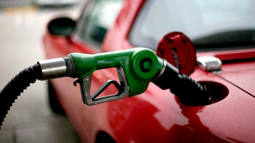 El repunte en el precio del combustible se dispara en medio del debate político