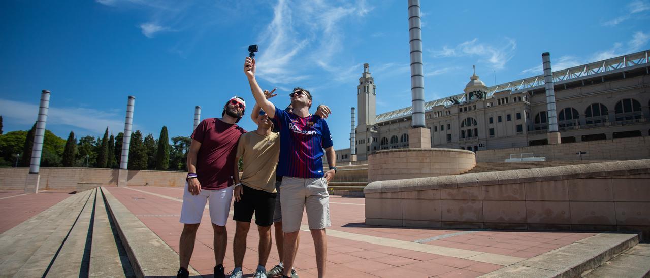 Aficionados del Barça se hacen una foto junto al Estadi Olímpic Lluís Companys.