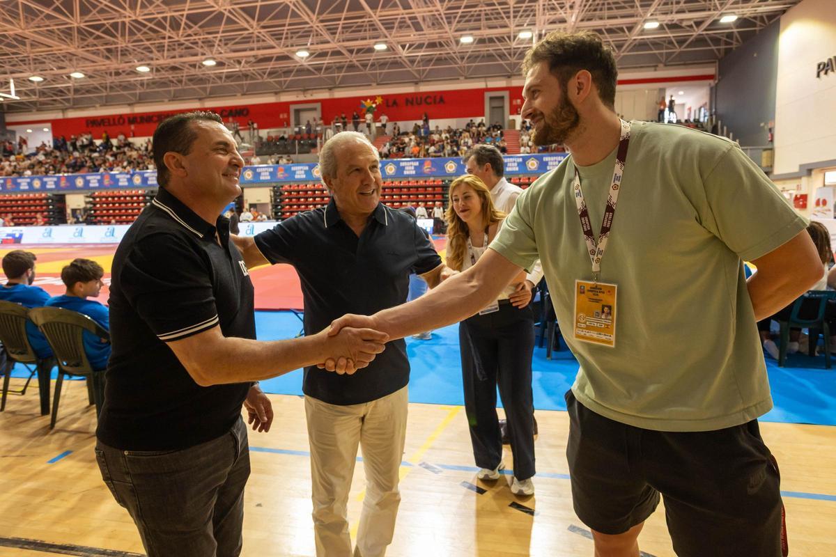 Niko saluda a Bernabé Cano, alcalde de La Nucía junto al presidente de la Federación de Judo.