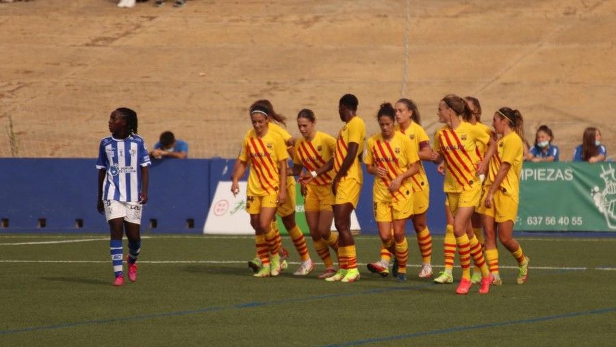 Las jugadoras del Barça celebran uno de los tantos en Huelva.