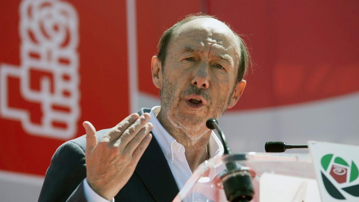 El secretario general del PSOE, Alfredo Pérez Rubalcaba, en la Fiesta de la Rosa del PSOE de Extremadura, en La Albuera.