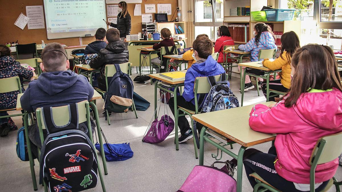 El jueves se reanudan la clases entre el frío y la distancia en las aulas que exigen los protocolos escolares contra la pandemia. | JUANI RUZ