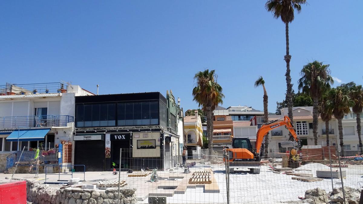 -Comercios cerrados en la paseo marítimo de Pedregalejo, debido a las obras de remodelación.