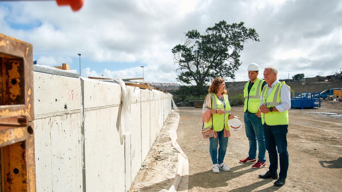 Sebastián Franquis visita la construcción de 4.000 bloques para la escollera de la Avenida Marítima.