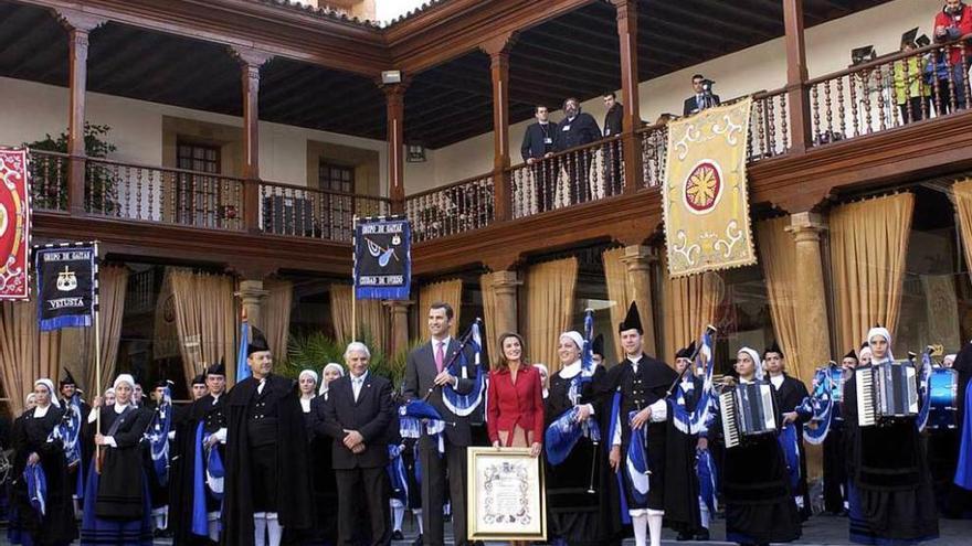 Los Reyes de España posan con la Banda de Gaitas &quot;Ciudad de Oviedo&quot;.