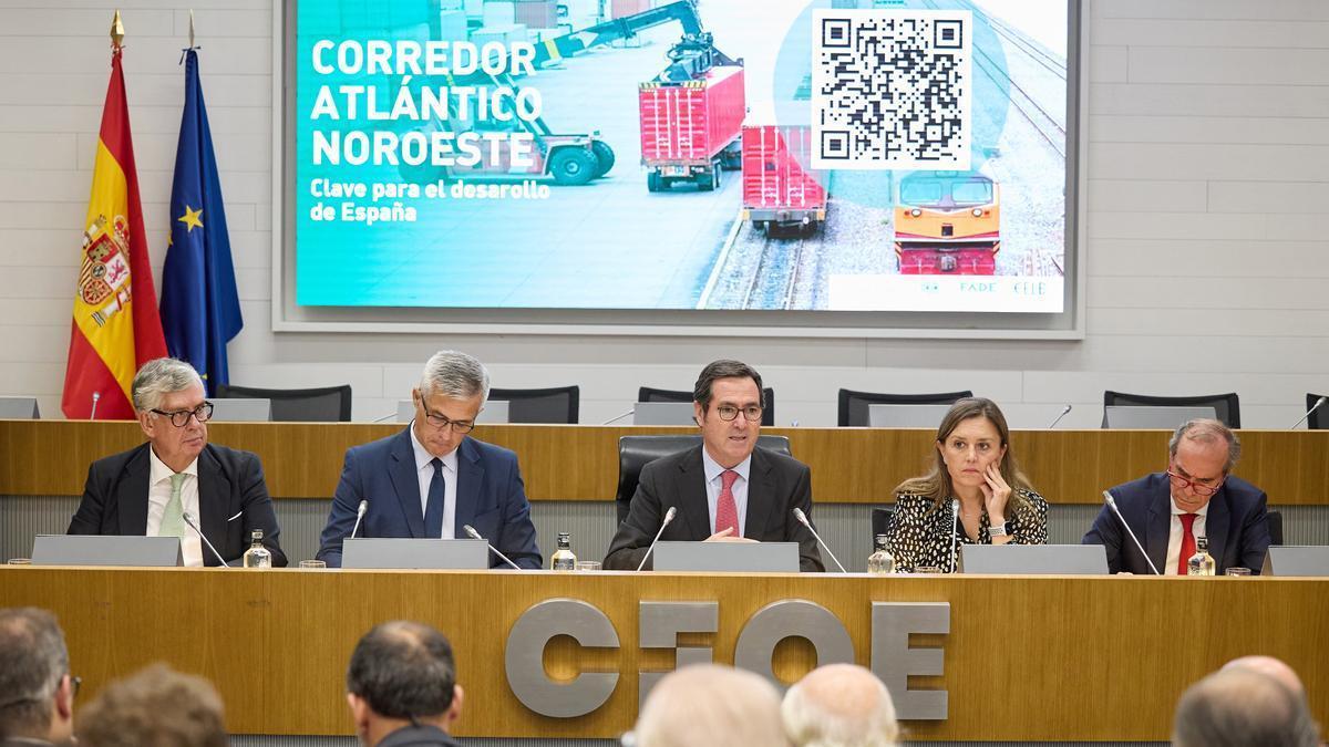 El presidente de CEG, Juan Manuel Vieites; el secretario de Estado de Transportes, Movilidad y Agenda Urbana, Francisco David Lucas Parrón; el presidente de la CEOE, Antonio Garamendi; la presidenta de FADE, María Calvo, y el presidente de la Fele, Jesús Hellín.